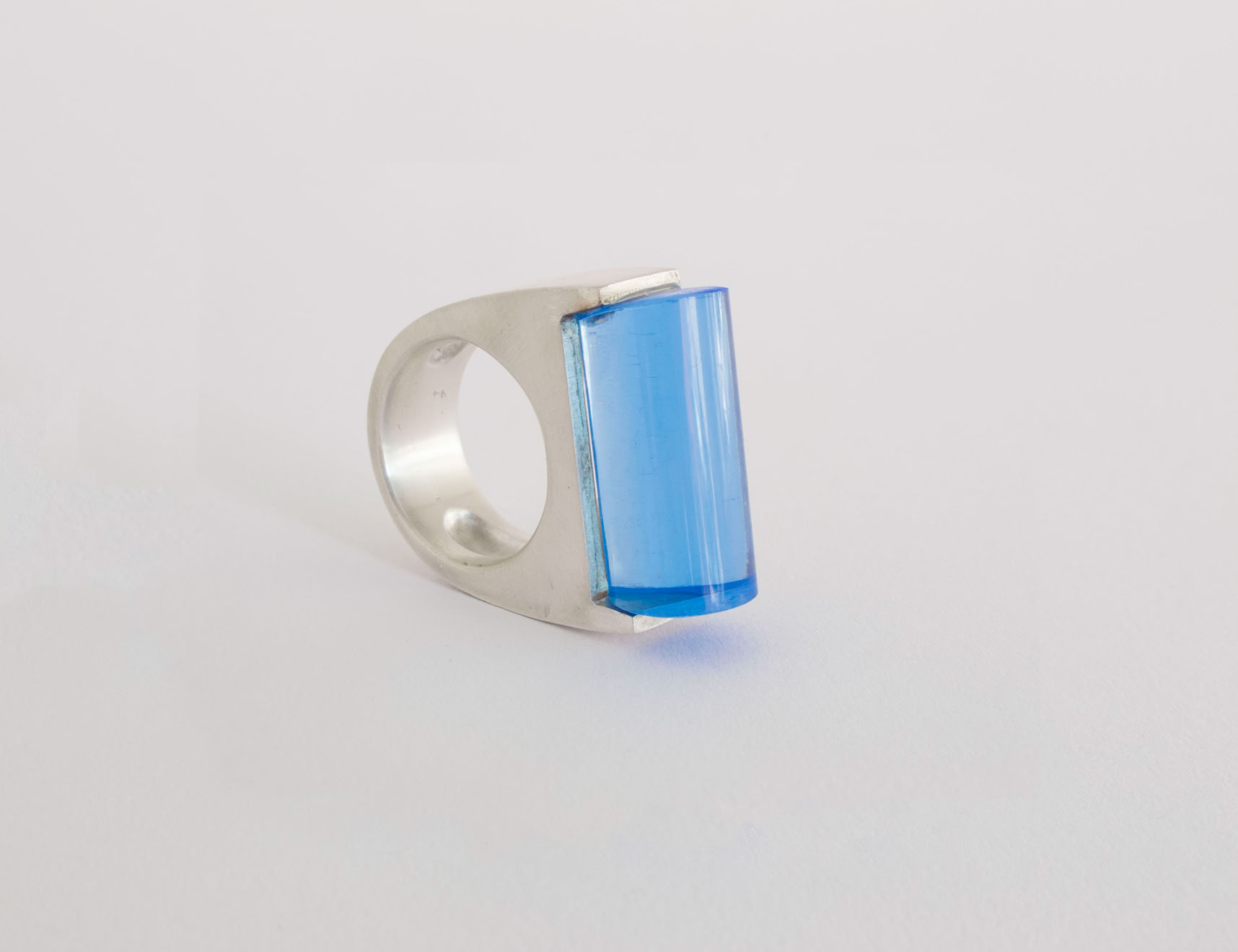 Bague en argent avec une pierre acrylique bleue en forme de tube