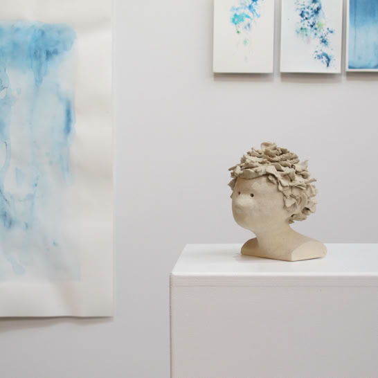 Titre : Paysages intimes, 2020 Autoportrait sculpture grès, 20 x 20 cm Aquarelle pigment bleu phtalo, 100 x 150 cm. Dix tableaux, 15 x 19,5 cm