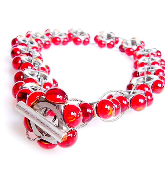 Titre : Big Enormous  Année de création : 2022 Technique : Collier, écroux acier inox, argent, câble acier inox,  verre de bohème