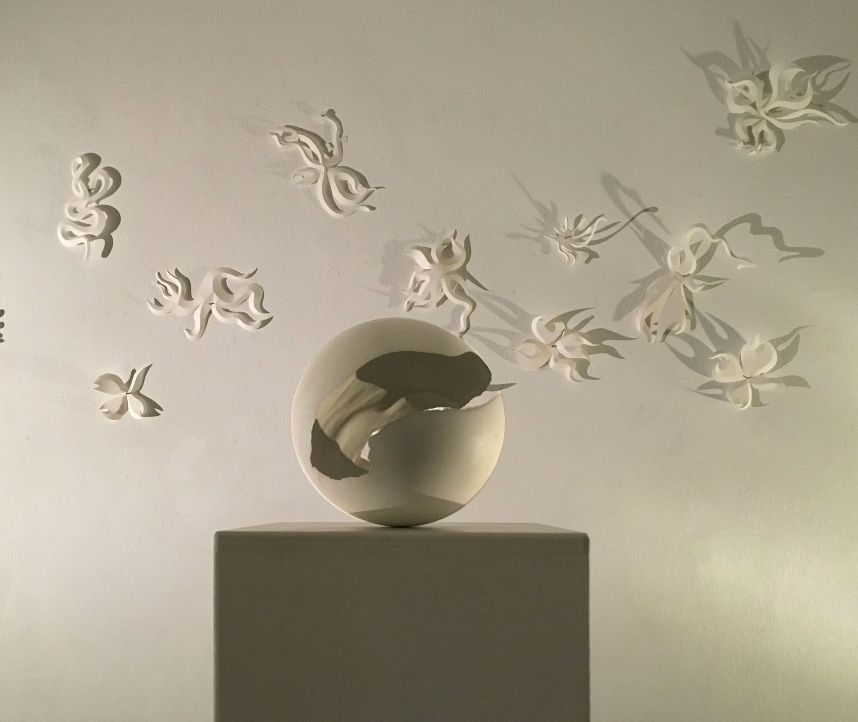 Installation Plâtre, latex, fil de métal, papier de soie, encre