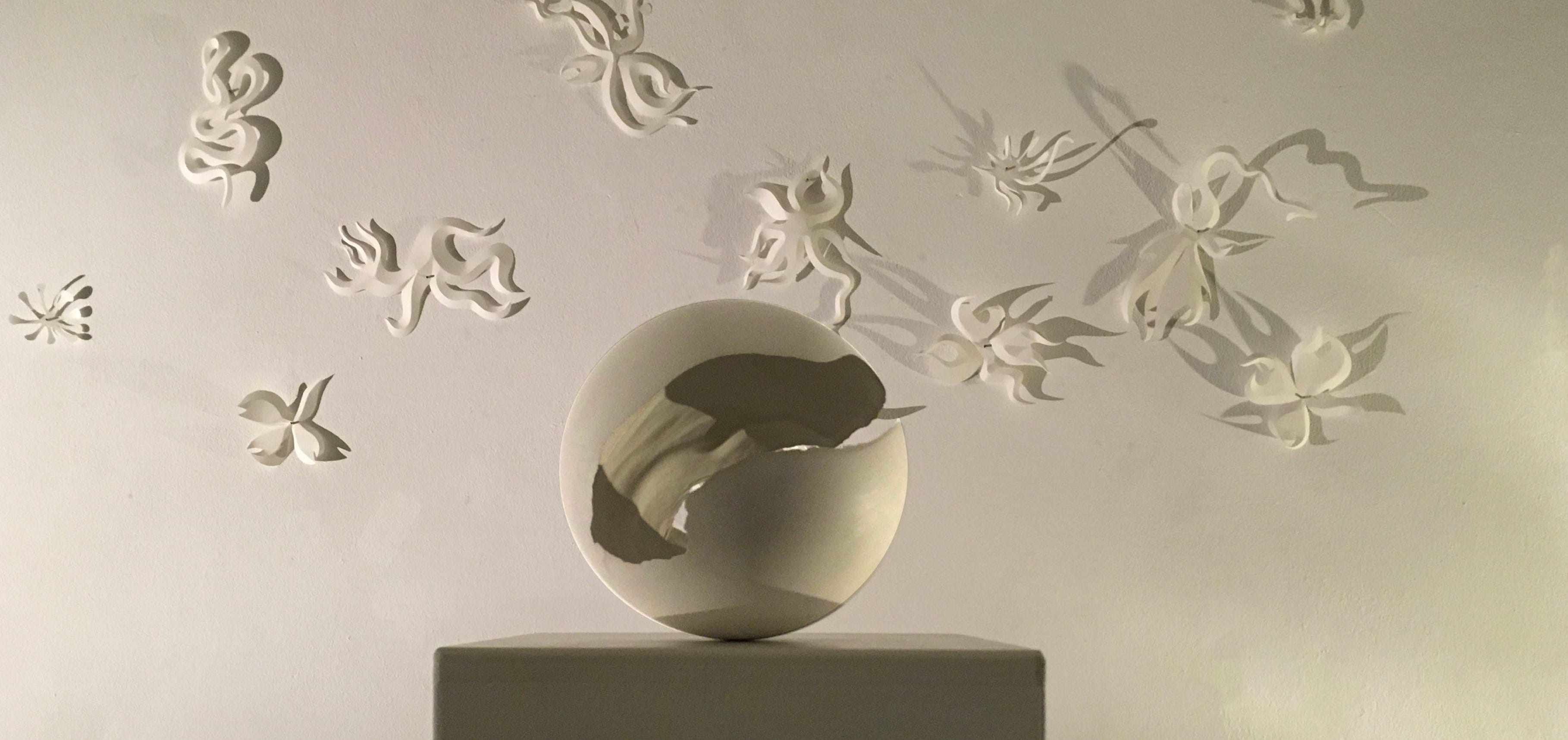 Installation explorant la magie de l’éphémère et des petites transformations de la vie. Balllons d'enfant,  sculpture de plâtre, sculpture de papier