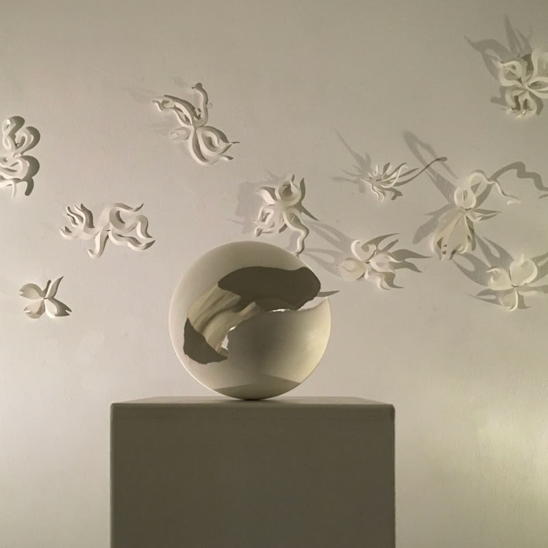 Installation explorant la magie de l’éphémère et des petites transformations de la vie. Balllons d'enfant,  sculpture de plâtre, sculpture de papier