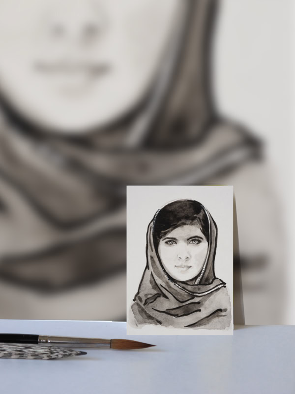 Un dessin en noir et blanc d'une personne portant un foulard, avec un crayon posé à côté. En arrière-plan, une version floue et agrandie du même dessin.