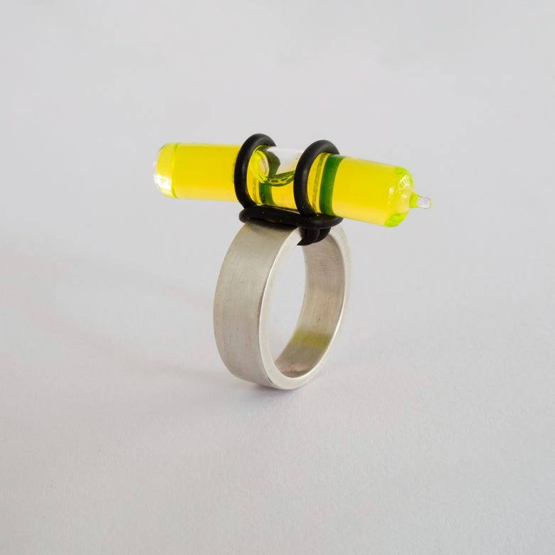Bague en argent et niveau à bulle en verre de la collection Luckynut par Denis Tcheskiss