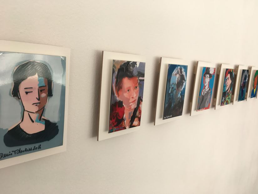 Une rangée de petits cadres accrochés sur un mur blanc, chacun contenant une image ou un portrait.