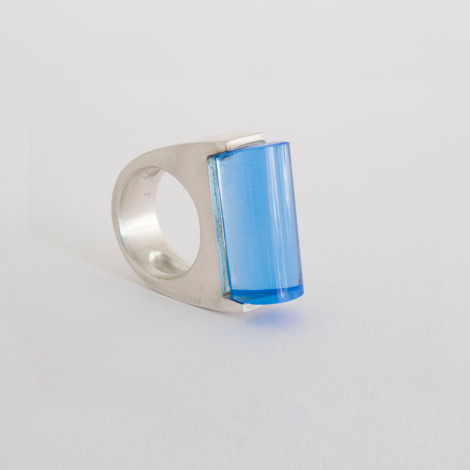 Bague en argent avec une pierre acrylique bleue en forme de tube