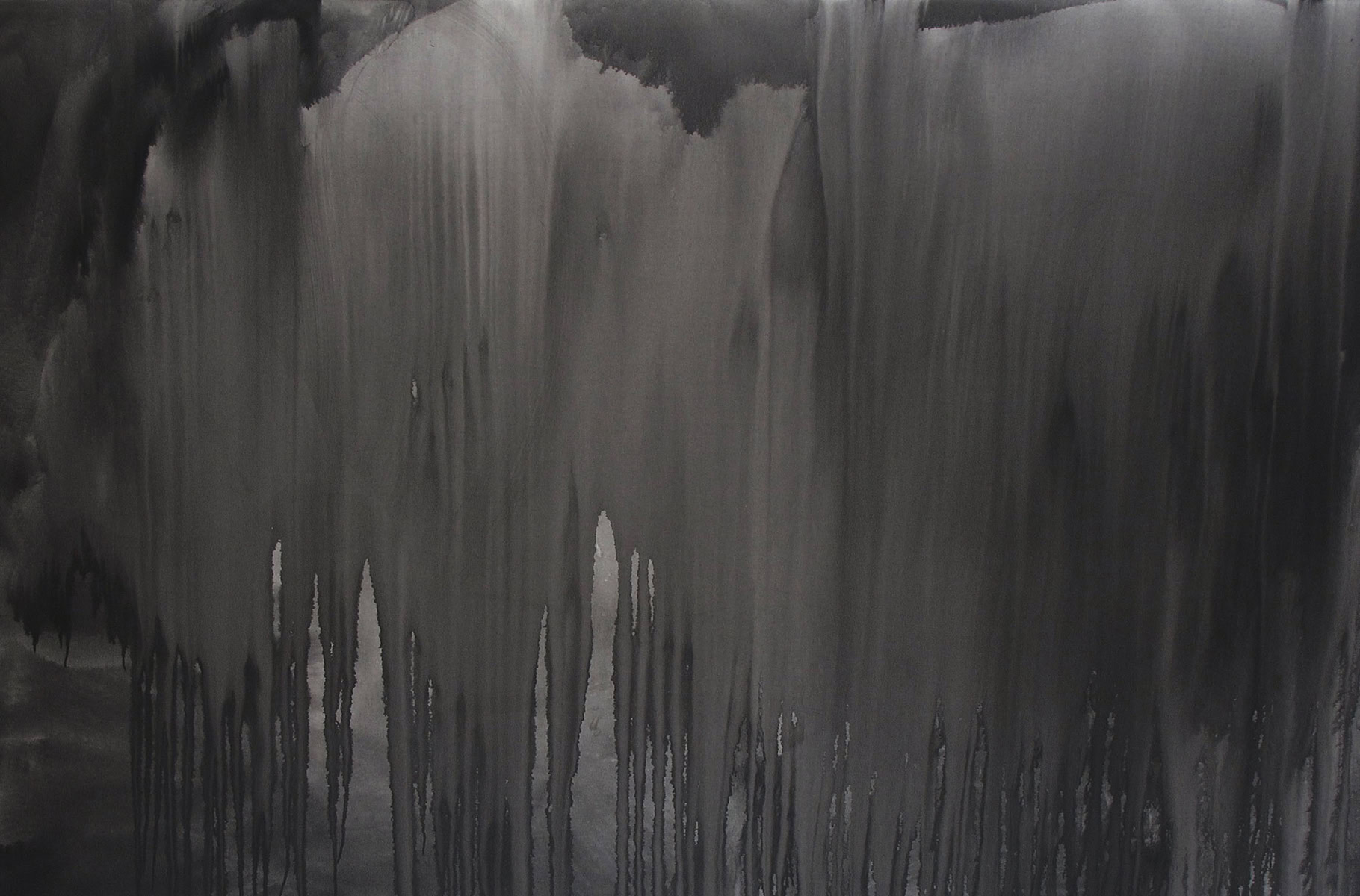 Peinture abstraite avec des coulées verticales de noir et de gris.
