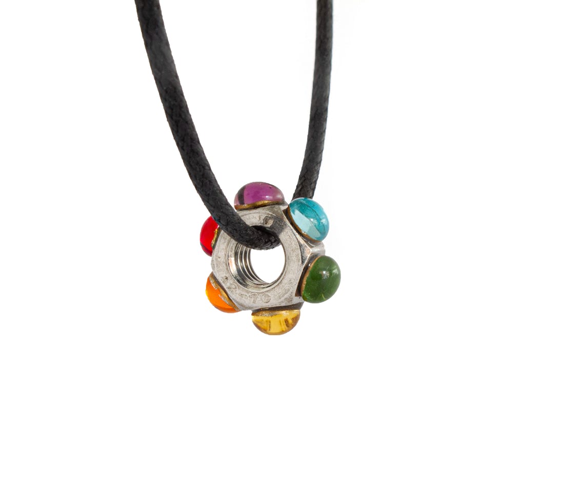 Titre : Luckynut Année de création : 1999   Technique : Pendentif, écrou inox, verre de Bohème, lacet