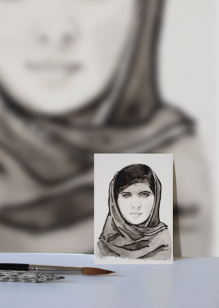 Un dessin en noir et blanc d'une personne portant un foulard, avec un crayon posé à côté. En arrière-plan, une version floue et agrandie du même dessin.