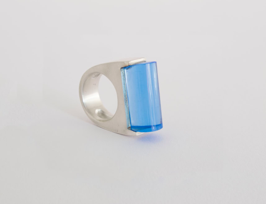 Bague en argent avec une pierre acrylique bleue en forme de tube