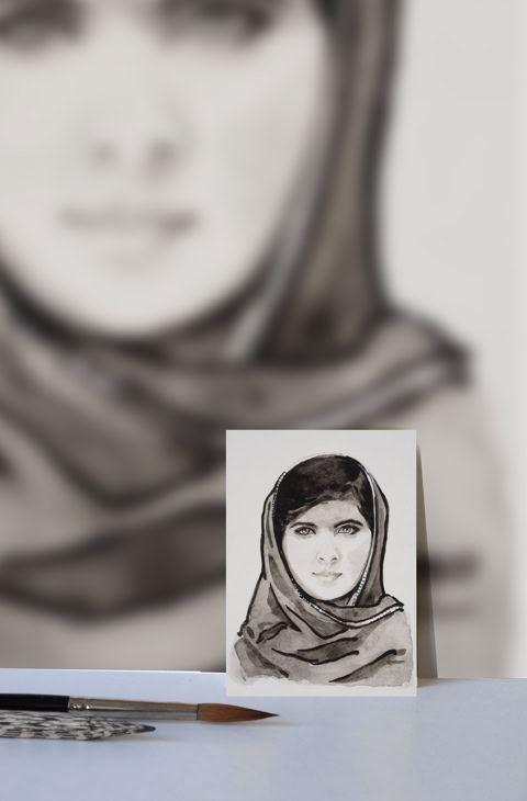 Un dessin en noir et blanc d'une personne portant un foulard, avec un crayon posé à côté. En arrière-plan, une version floue et agrandie du même dessin.