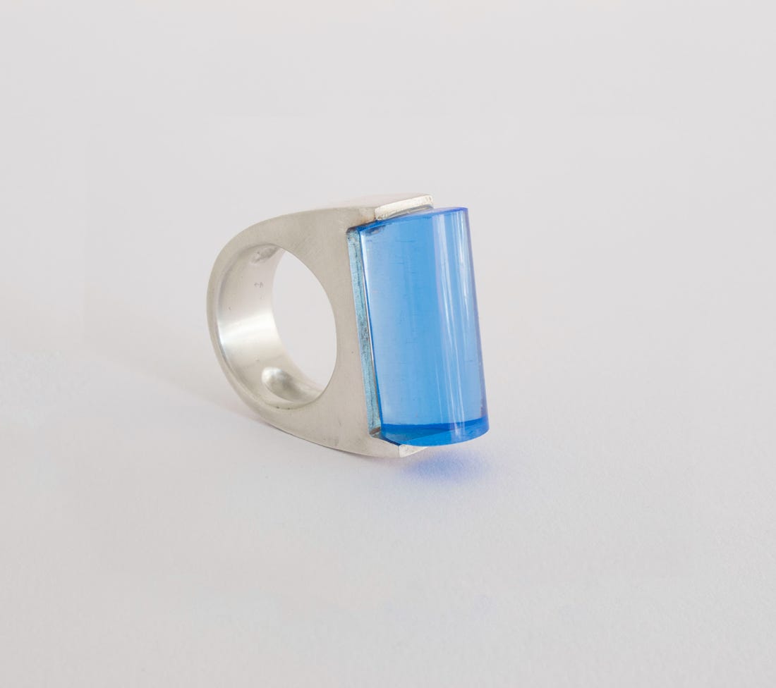 Titre : Néon  Année de création : 2002 Technique : Bague, argent, verre acrylique fluorescent