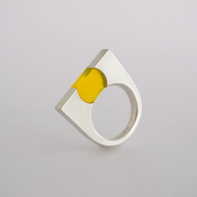 Titre : Lili  Année de création : 2002 Technique : Bague, argent, verre acrylique fluorescent 