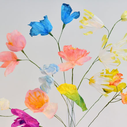 Installation suspendue de sculpture de fleurs en papier. Photographies.
