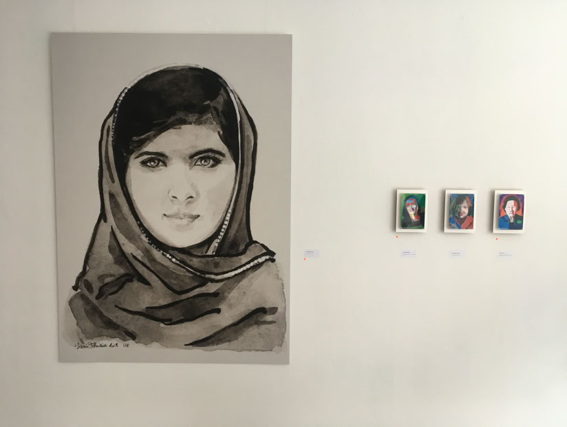 Portrait en noir et blanc d'une femme portant un foulard à gauche, et trois petites images colorées alignées à droite sur un mur blanc.