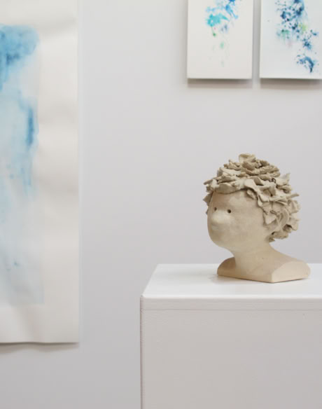 Titre : Paysages intimes, 2020 Autoportrait sculpture grès, 20 x 20 cm Aquarelle pigment bleu phtalo, 100 x 150 cm. Dix tableaux, 15 x 19,5 cm