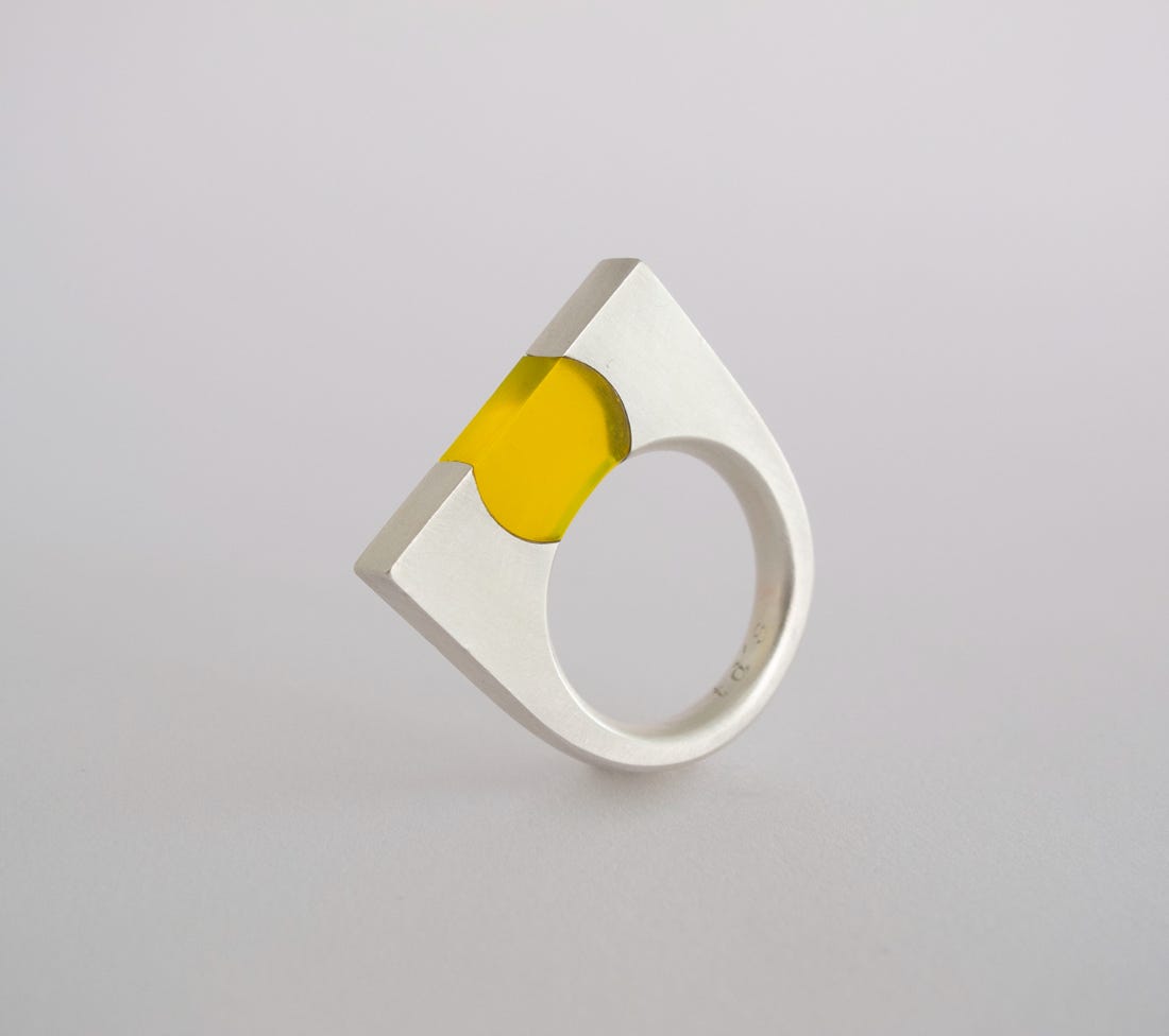 Titre : Lili  Année de création : 2002 Technique : Bague, argent, verre acrylique fluorescent 