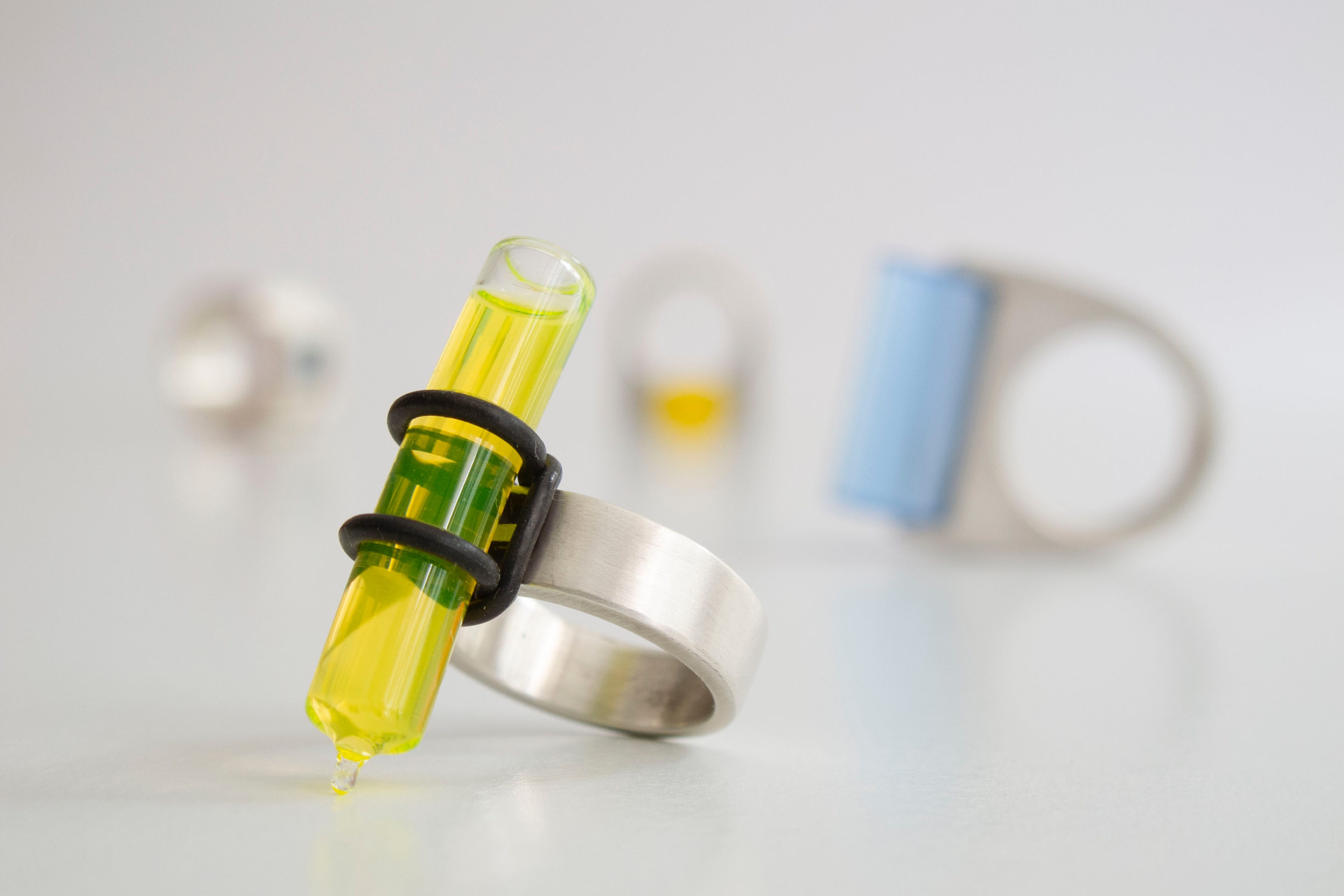 Bague en argent et flacon niveau à bulle en verre de la collection Luckynut par Denis Tcheskiss