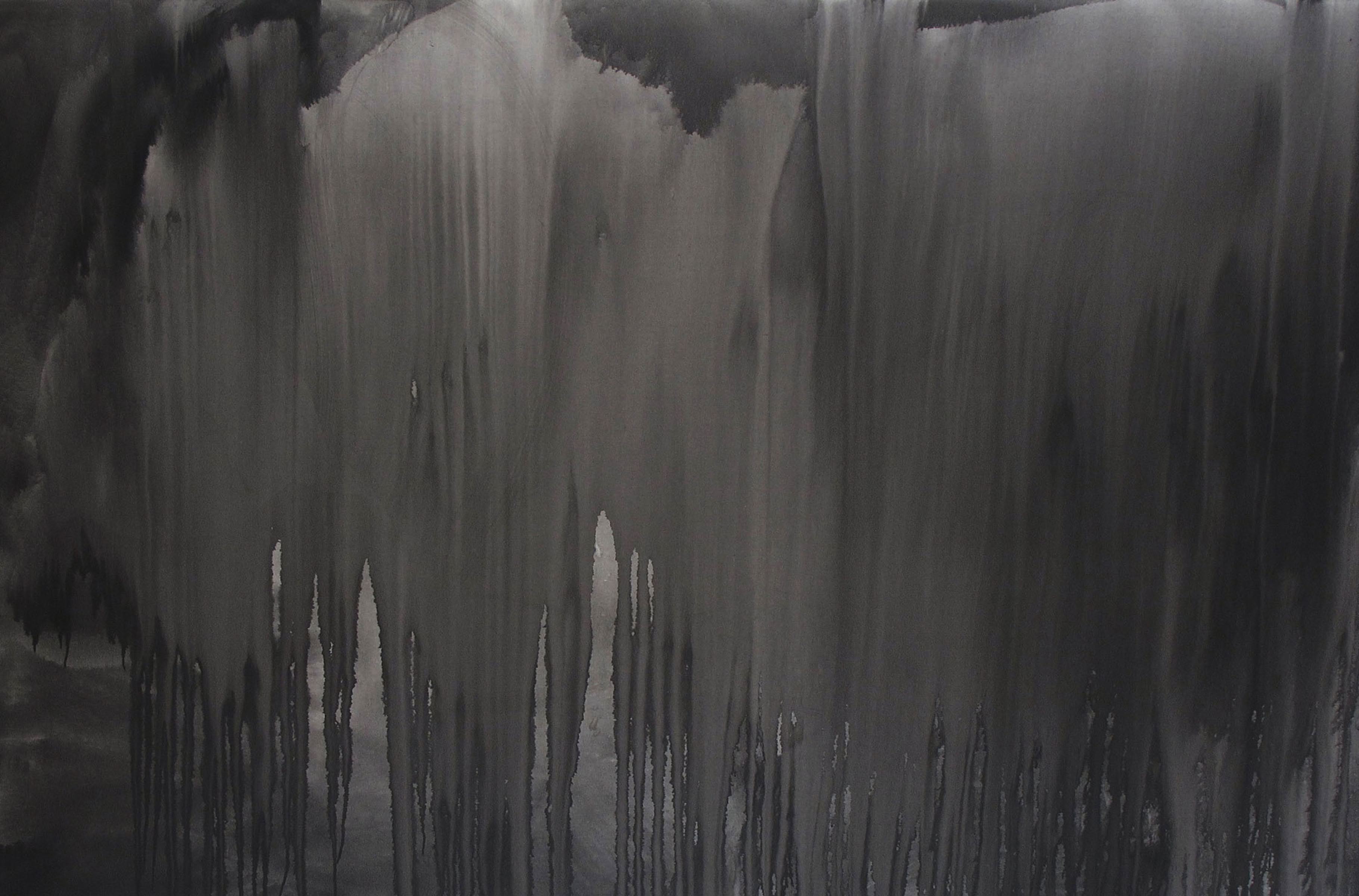 Peinture abstraite avec des coulées verticales de noir et de gris.