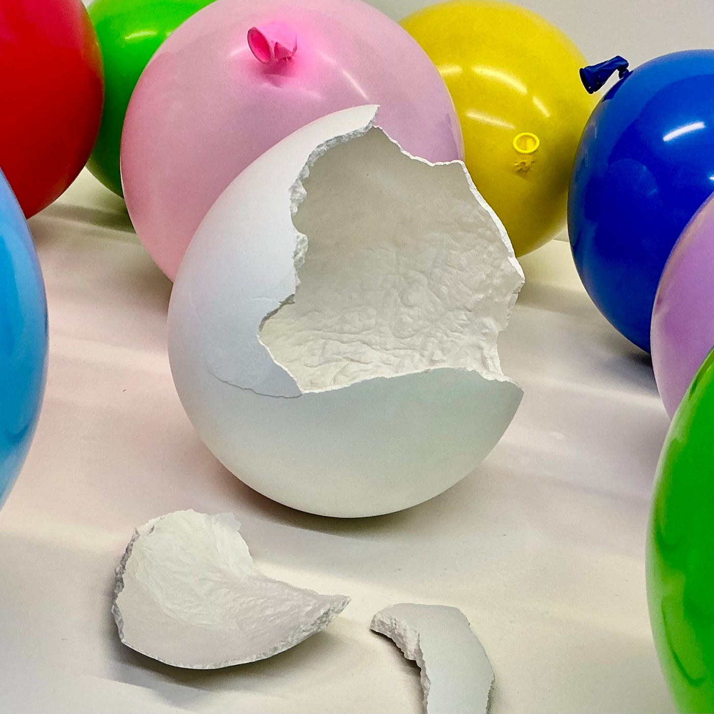 Œuvre de Denis Tcheskiss dans l'exposition Éclosions, représentant un ballon transformé en sculpture poétique