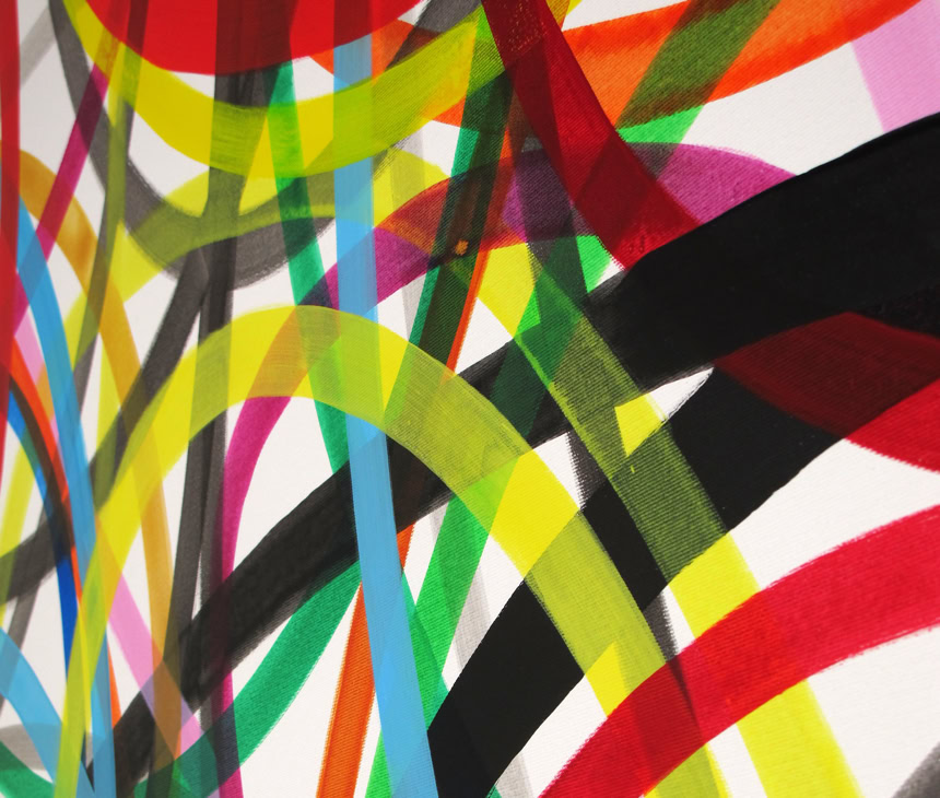 Des lignes courbes multicolores entrelacées sur un fond blanc.