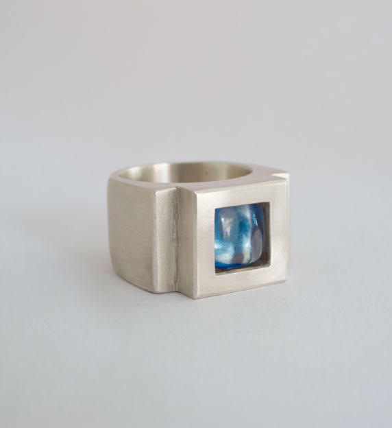 Titre : Big Square Blue  Année de création : 2001 Technique : Bague, argent, verre acrylique fluorescent