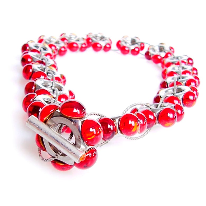 Titre : Big Enormous  Année de création : 2022 Technique : Collier, écroux acier inox, argent, câble acier inox,  verre de bohème