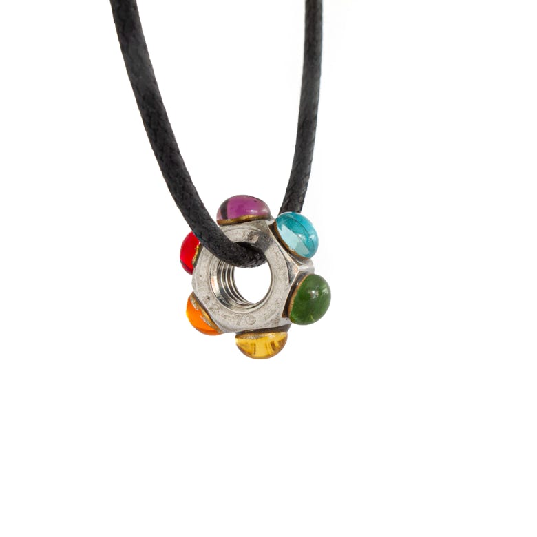 Titre : Luckynut Année de création : 1999   Technique : Pendentif, écrou inox, verre de Bohème, lacet