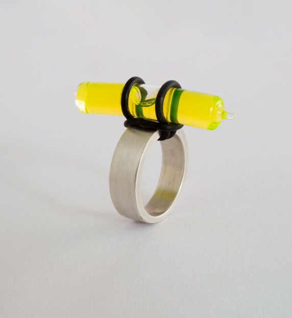 Bague en argent et niveau à bulle en verre de la collection Luckynut par Denis Tcheskiss
