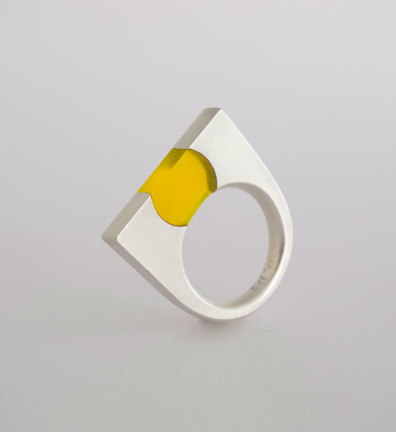 Titre : Lili  Année de création : 2002 Technique : Bague, argent, verre acrylique fluorescent 