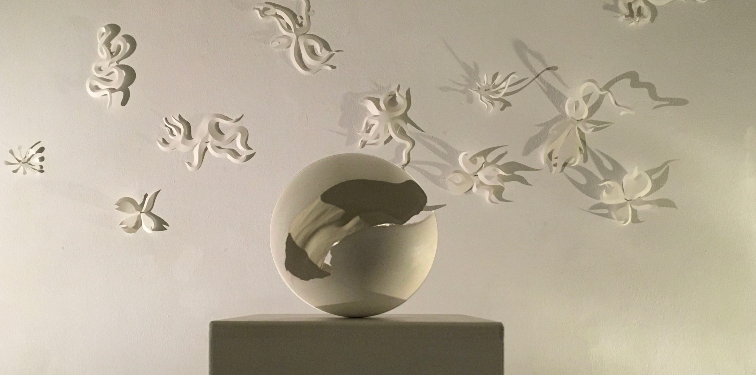 Installation explorant la magie de l’éphémère et des petites transformations de la vie. Balllons d'enfant,  sculpture de plâtre, sculpture de papier