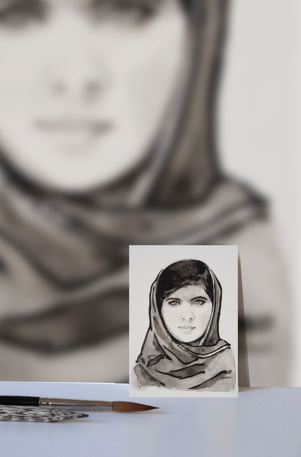 Un dessin en noir et blanc d'une personne portant un foulard, avec un crayon posé à côté. En arrière-plan, une version floue et agrandie du même dessin.