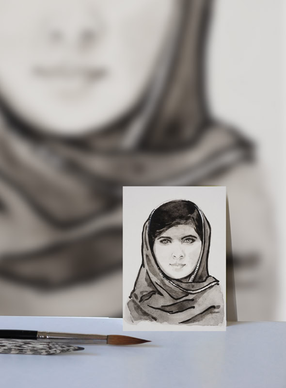 Un dessin en noir et blanc d'une personne portant un foulard, avec un crayon posé à côté. En arrière-plan, une version floue et agrandie du même dessin.