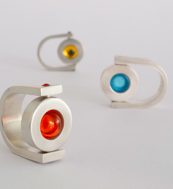 Titre : Pivot  Année de création : 2004 Technique : Bague rotative, argent, verre de bohème