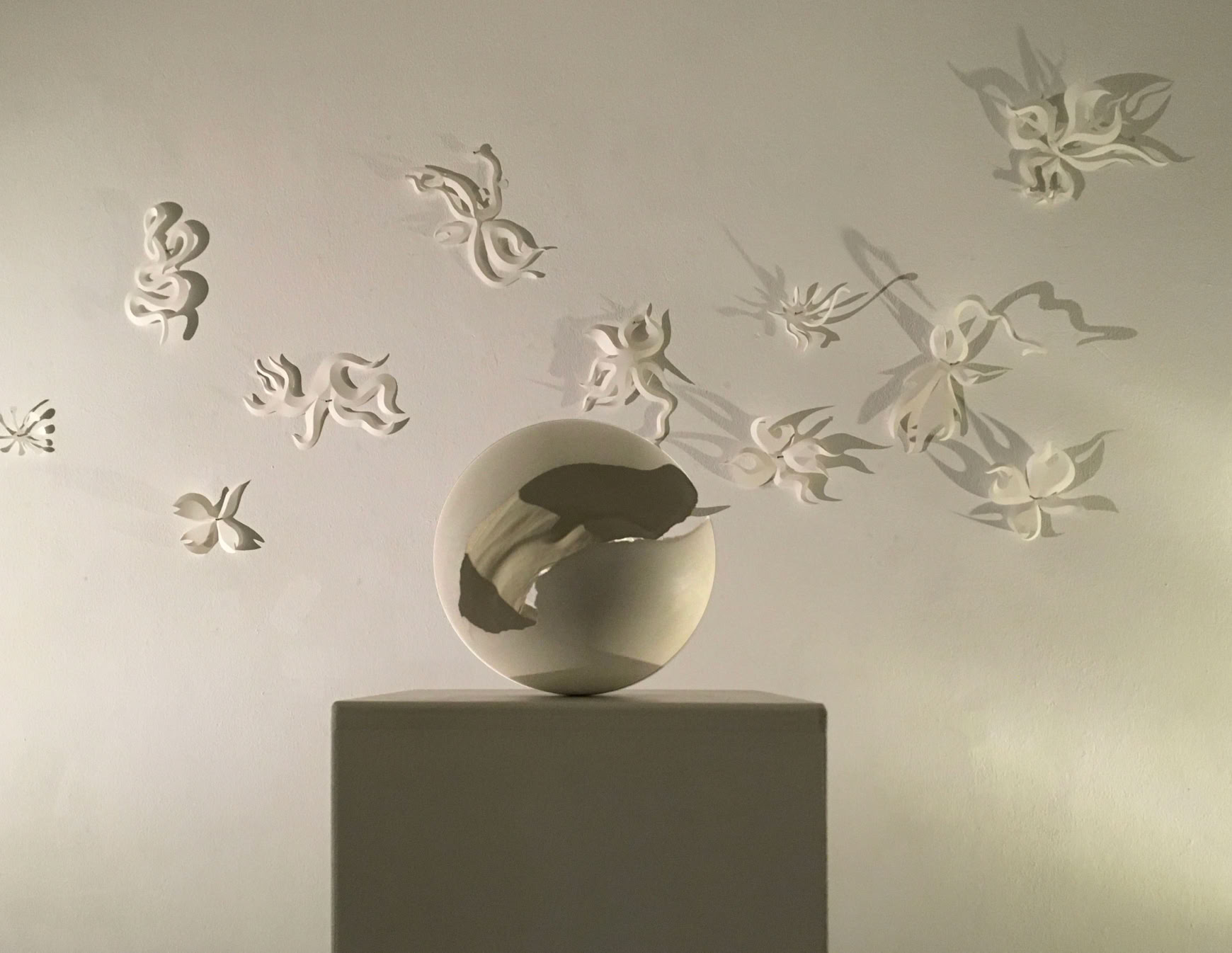 Installation explorant la magie de l’éphémère et des petites transformations de la vie. Balllons d'enfant,  sculpture de plâtre, sculpture de papier