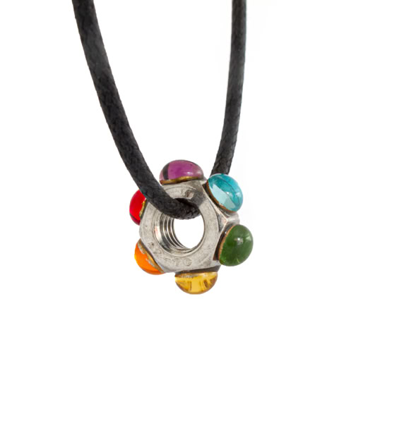 Titre : Luckynut Année de création : 1999   Technique : Pendentif, écrou inox, verre de Bohème, lacet