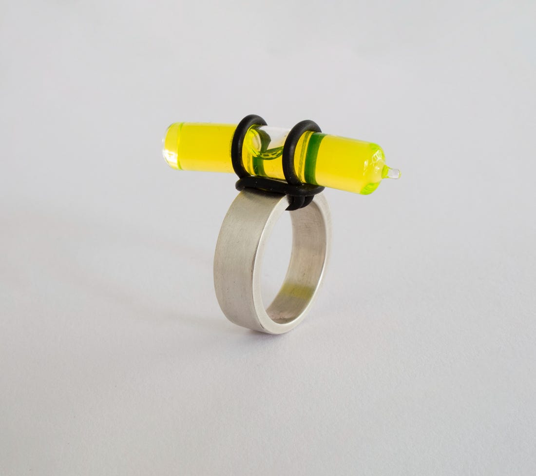 Bague en argent et niveau à bulle en verre de la collection Luckynut par Denis Tcheskiss