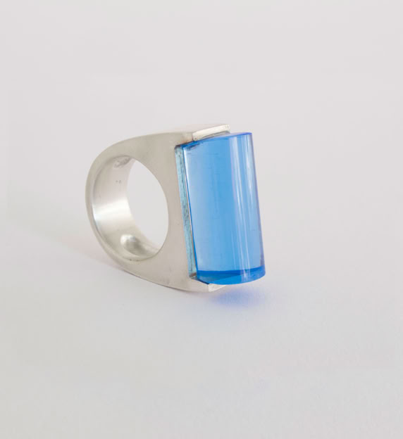 Titre : Néon  Année de création : 2002 Technique : Bague, argent, verre acrylique fluorescent