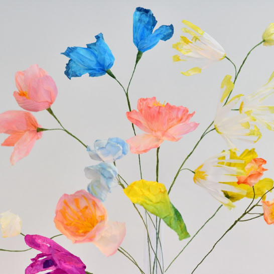 Installation suspendue de sculpture de fleurs en papier. Photographies.