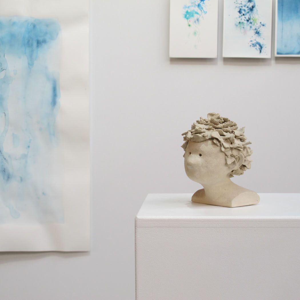 Titre : Paysages intimes, 2020 Autoportrait sculpture grès, 20 x 20 cm Aquarelle pigment bleu phtalo, 100 x 150 cm. Dix tableaux, 15 x 19,5 cm