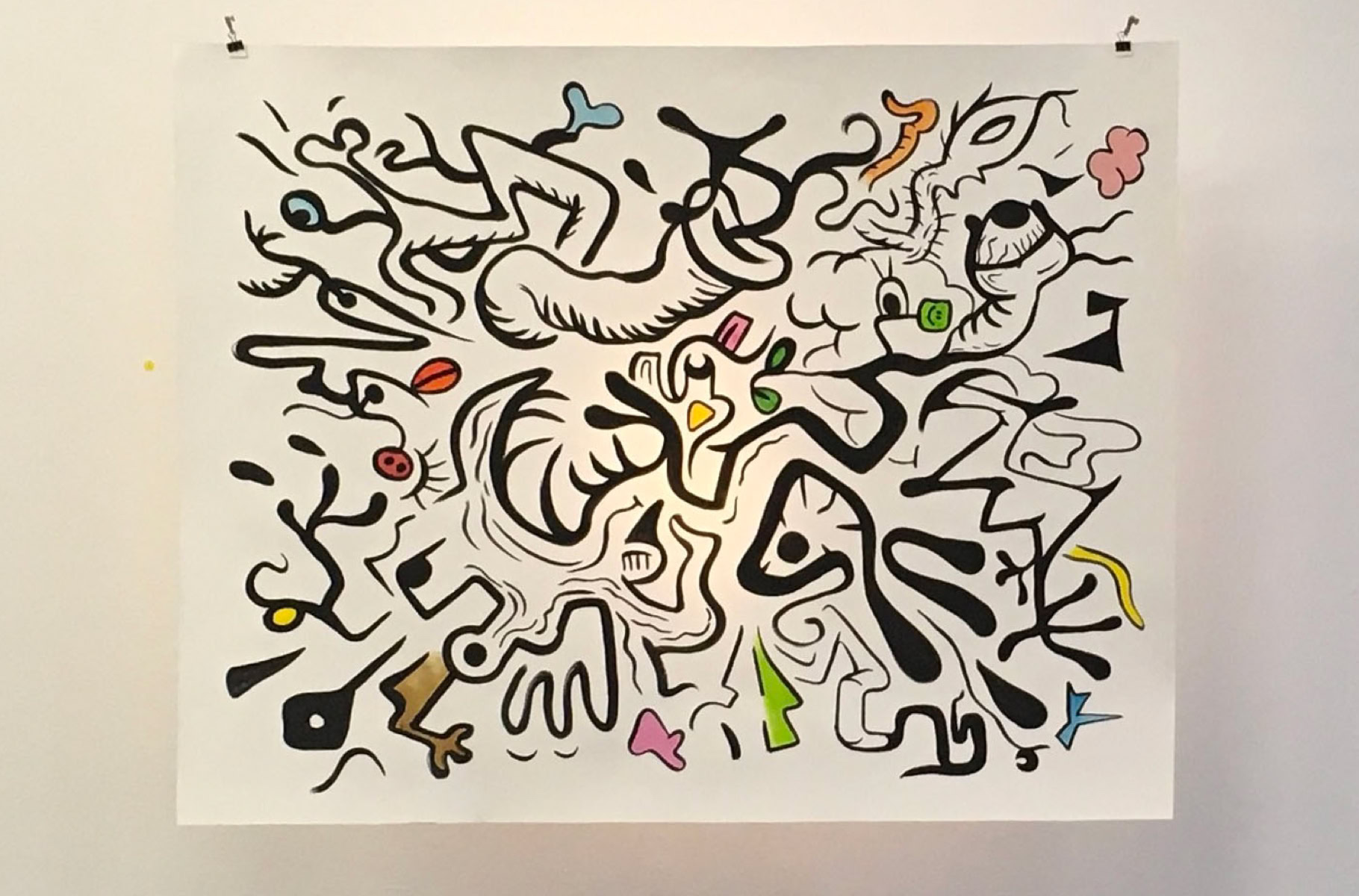 ne grande œuvre abstraite colorée accrochée sur un mur blanc.