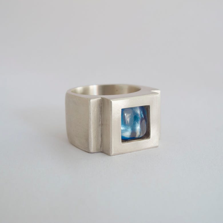 Titre : Big Square Blue  Année de création : 2001 Technique : Bague, argent, verre acrylique fluorescent