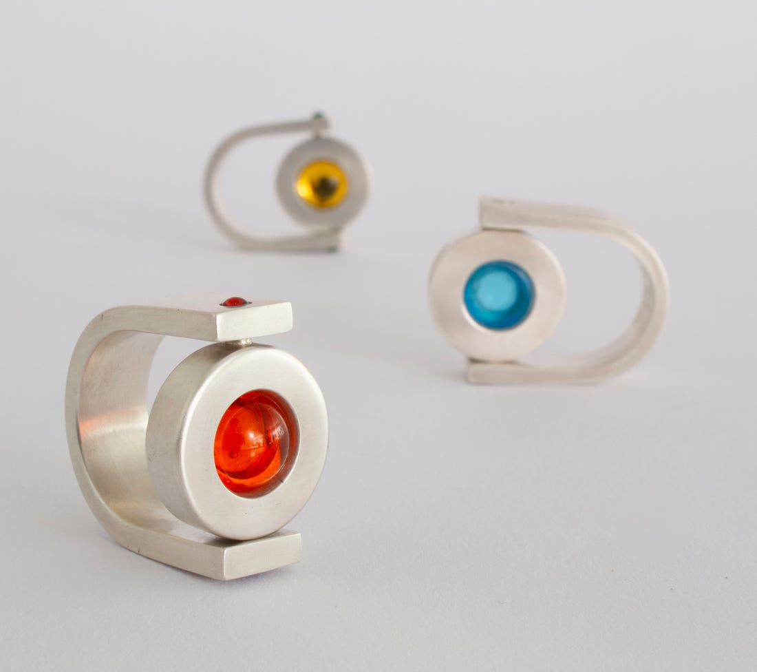 Titre : Pivot  Année de création : 2004 Technique : Bague rotative, argent, verre de bohème