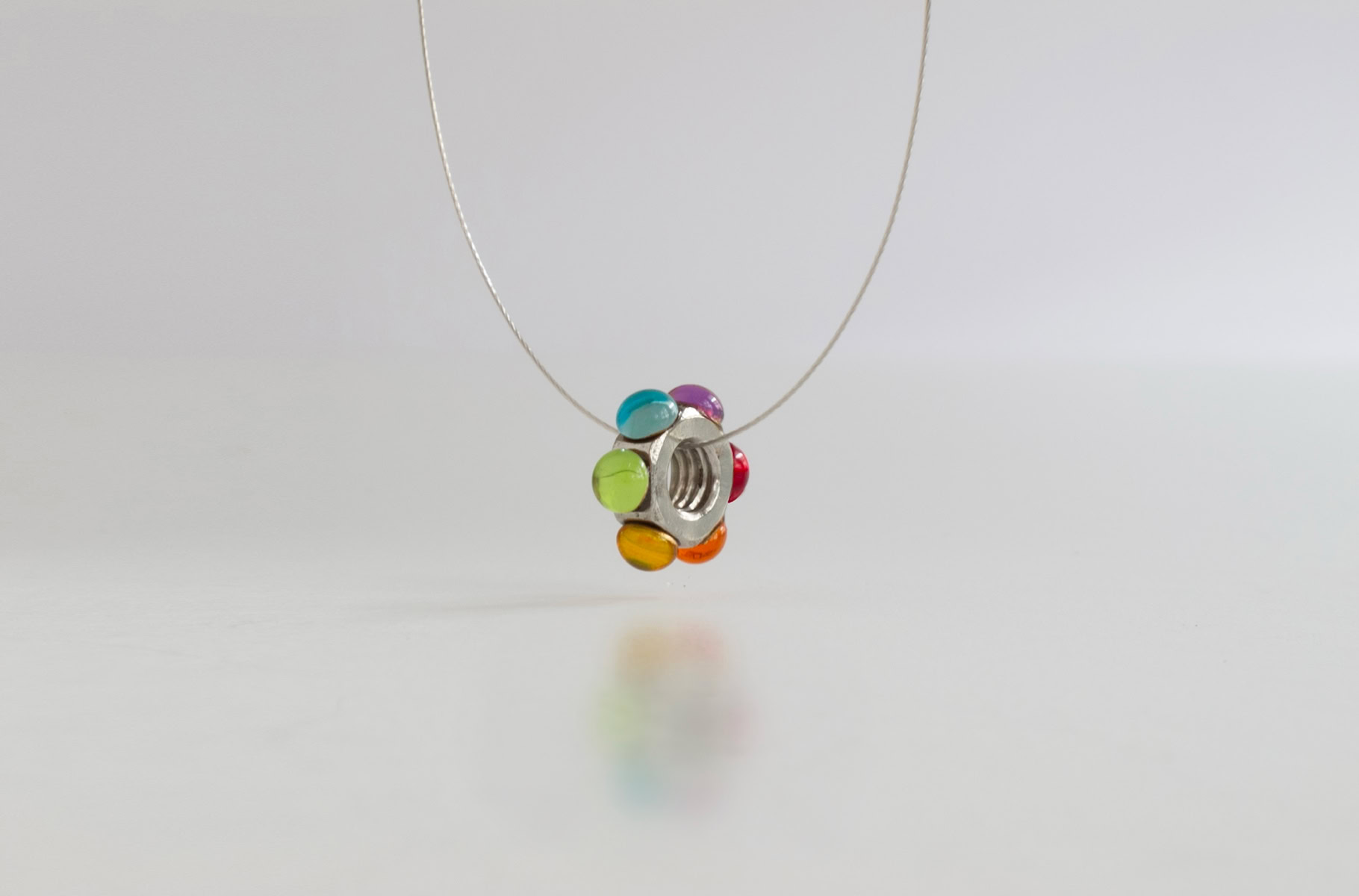Écrou or blanc, Ø 6 mm, opale, grenat, améthyste, aigue marine, péridot, câble or blanc. 