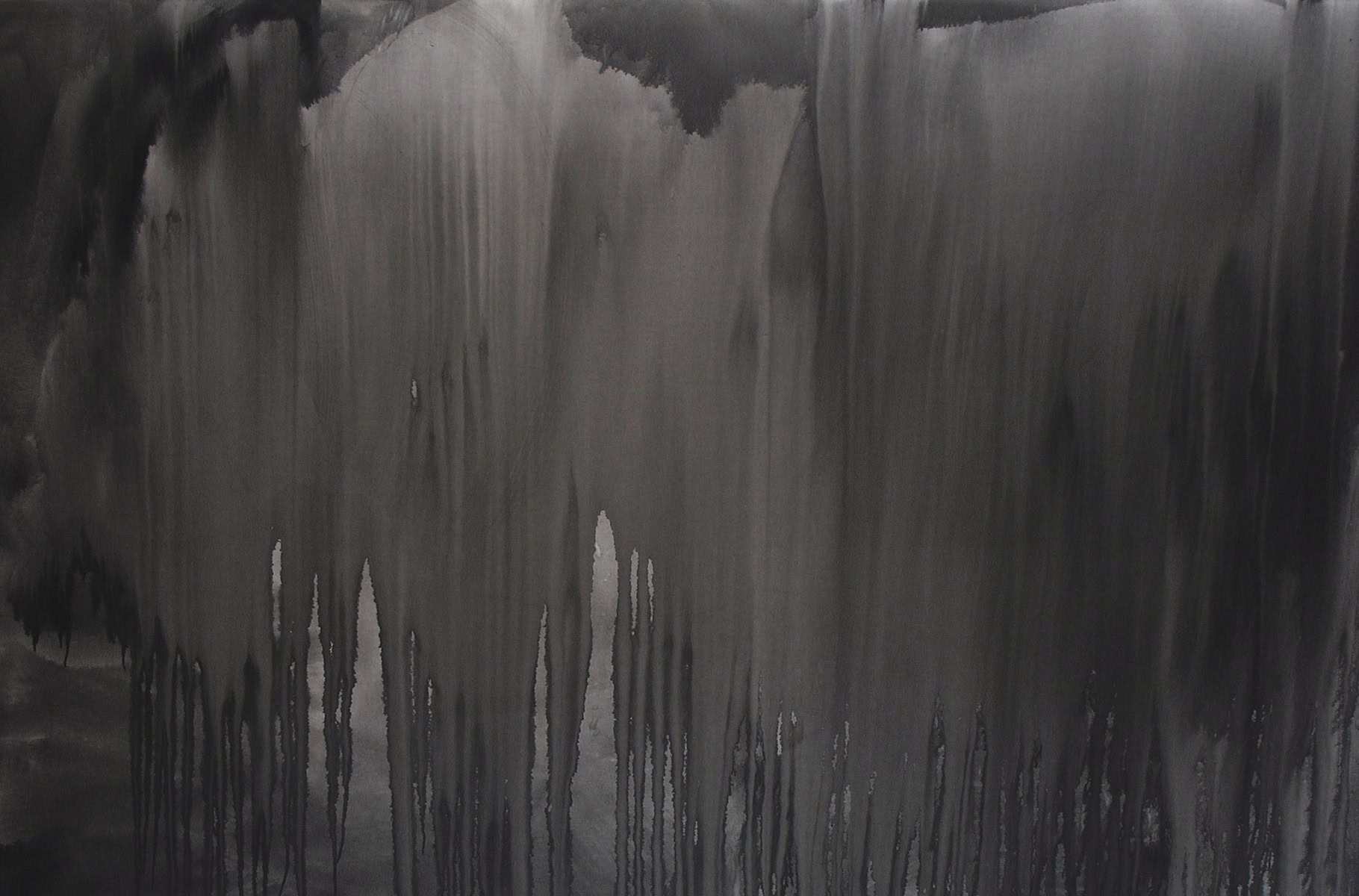 Peinture abstraite avec des coulées verticales de noir et de gris.
