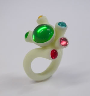 Chaque année, la Galerie de l'atelier Tcheskiss met en lumière des artistes émergents, souvent passés par ses ateliers, pour les accompagner dans leurs premières expositions publiques.