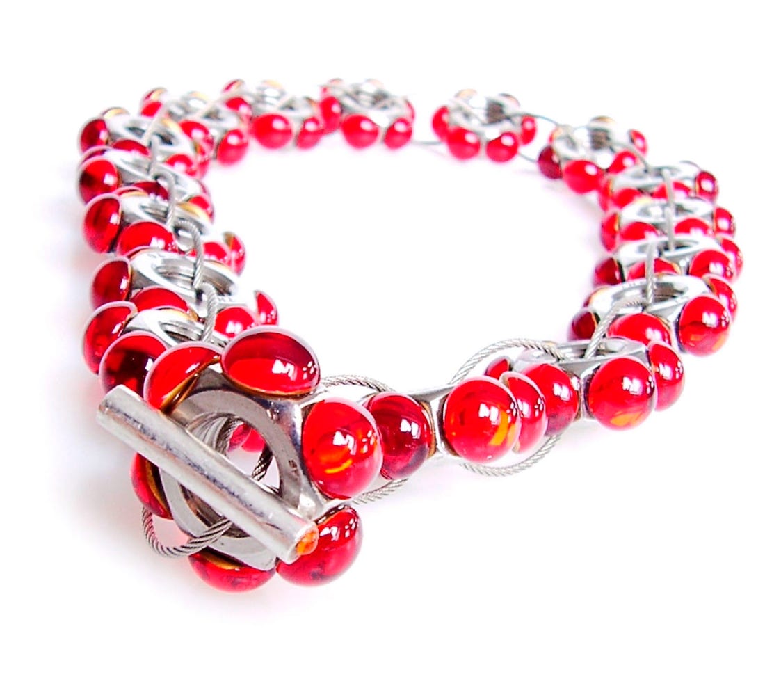 Titre : Big Enormous  Année de création : 2022 Technique : Collier, écroux acier inox, argent, câble acier inox,  verre de bohème