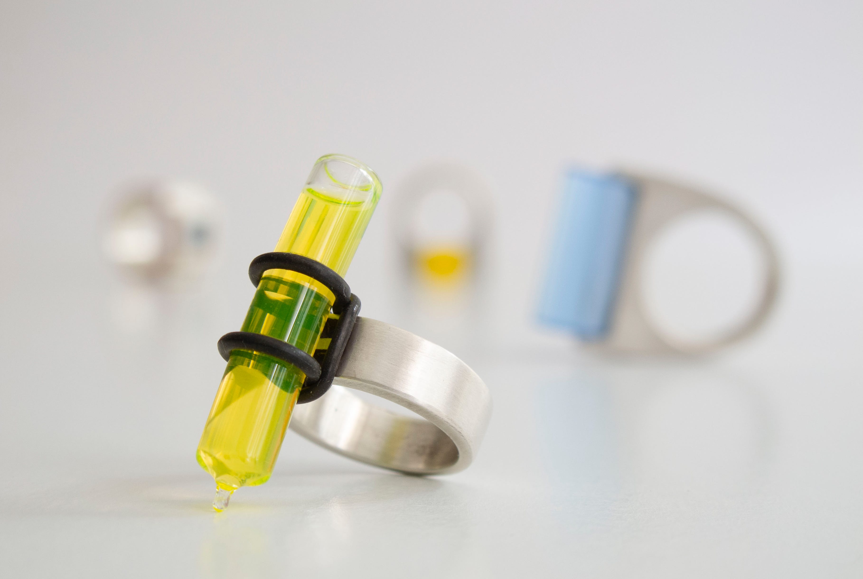 Bague en argent et flacon niveau à bulle en verre de la collection Luckynut par Denis Tcheskiss