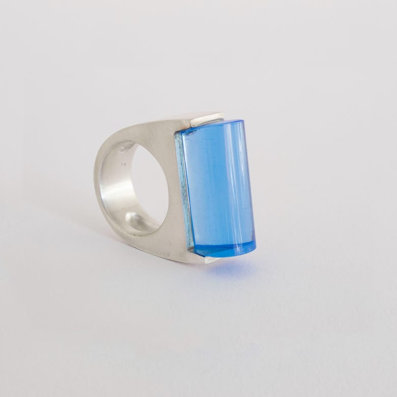 Titre : Néon  Année de création : 2002 Technique : Bague, argent, verre acrylique fluorescent