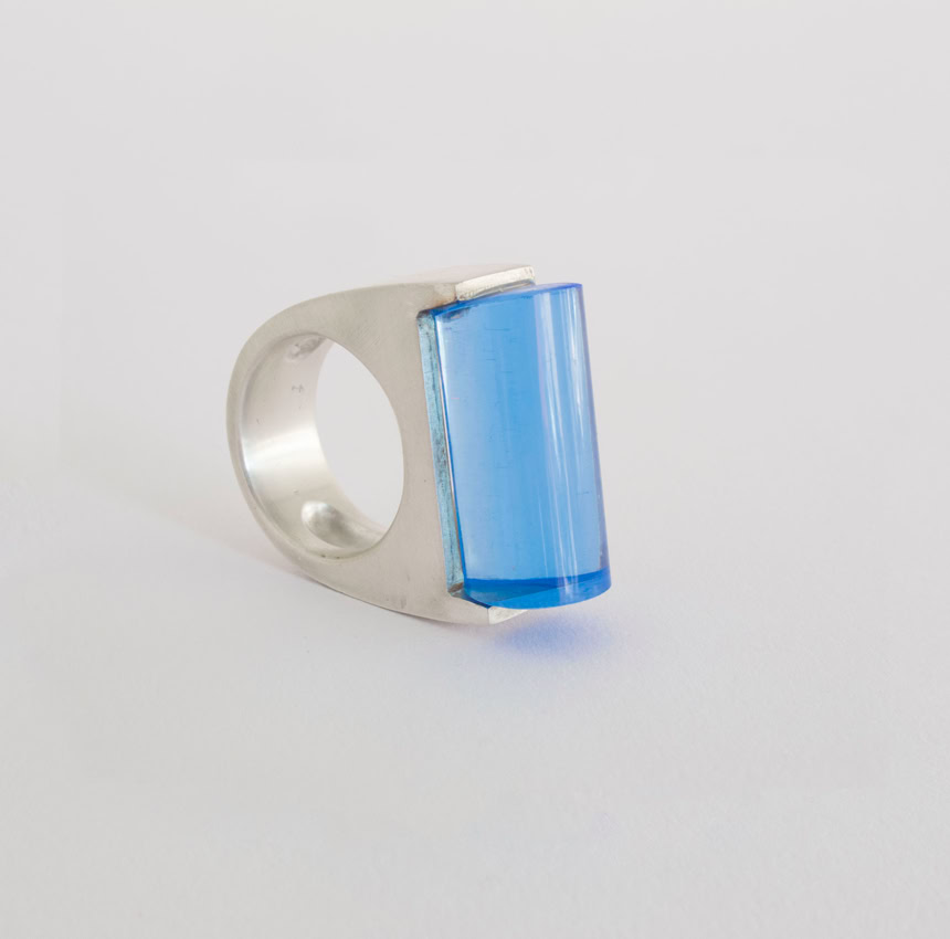 Bague en argent avec une pierre acrylique bleue en forme de tube